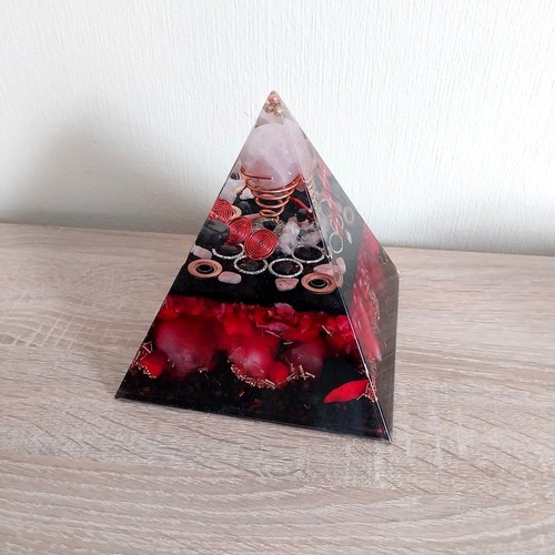 Orgonit pyramide rot mit - rot,